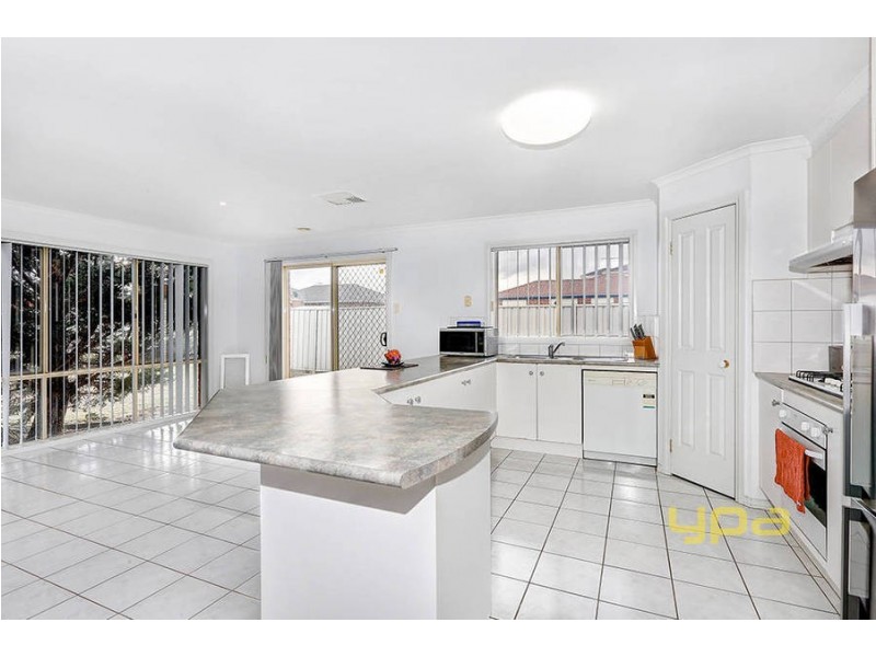 27 Glenelg Blvd, Taylors Hill VIC 3037