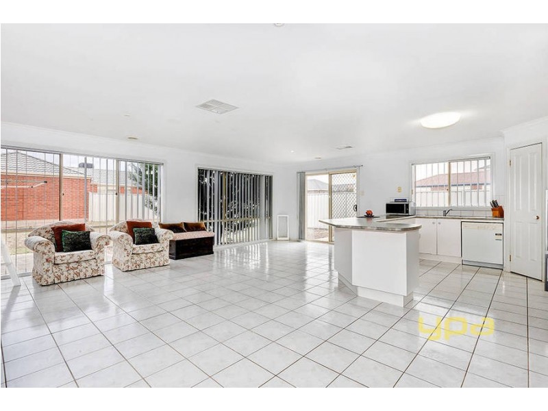 27 Glenelg Blvd, Taylors Hill VIC 3037