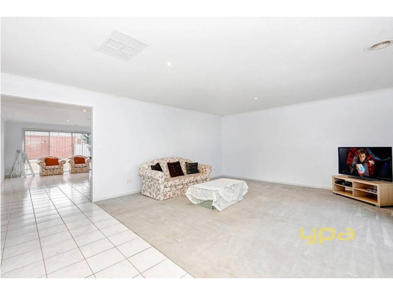 27 Glenelg Blvd, Taylors Hill VIC 3037