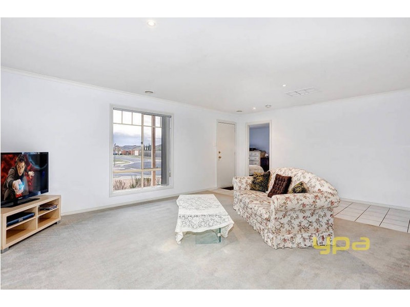 27 Glenelg Blvd, Taylors Hill VIC 3037