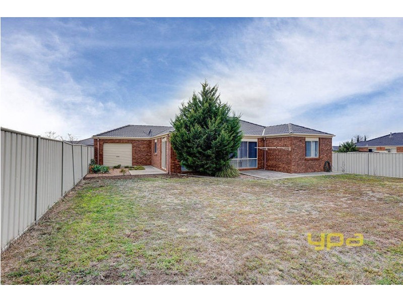 27 Glenelg Blvd, Taylors Hill VIC 3037