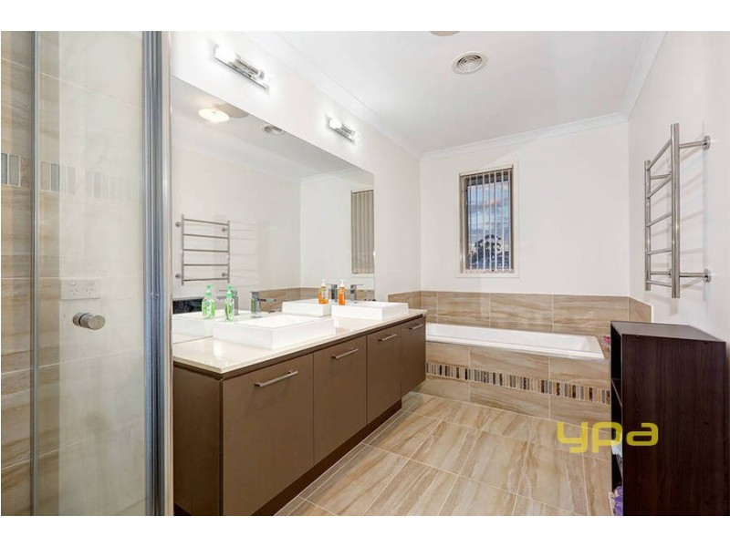 3 Shadforth Close, Taylors Hill VIC 3037