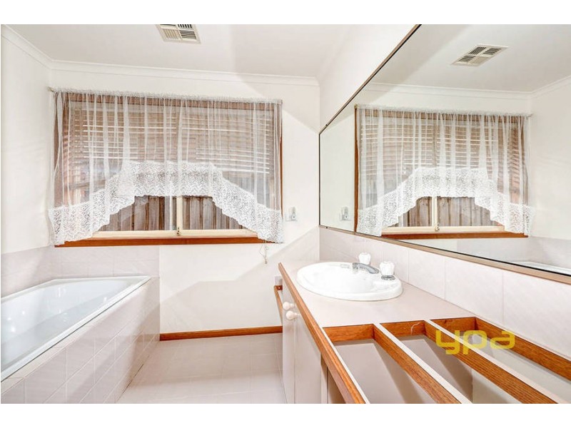 14 Mitchell Court, Taylors Lakes VIC 3038