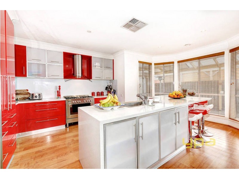 12 Ozzimo Drive, Hillside VIC 3037