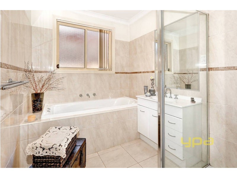 5 Edward Court, Taylors Hill VIC 3037