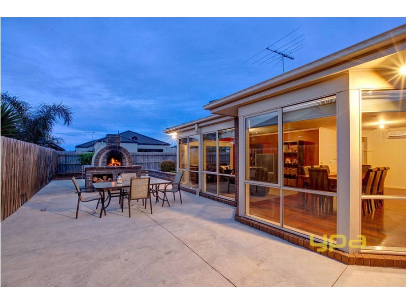 12 Flagstaff Lane, Taylors Hill VIC 3037