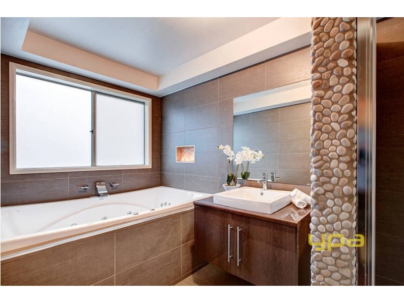 12 Flagstaff Lane, Taylors Hill VIC 3037