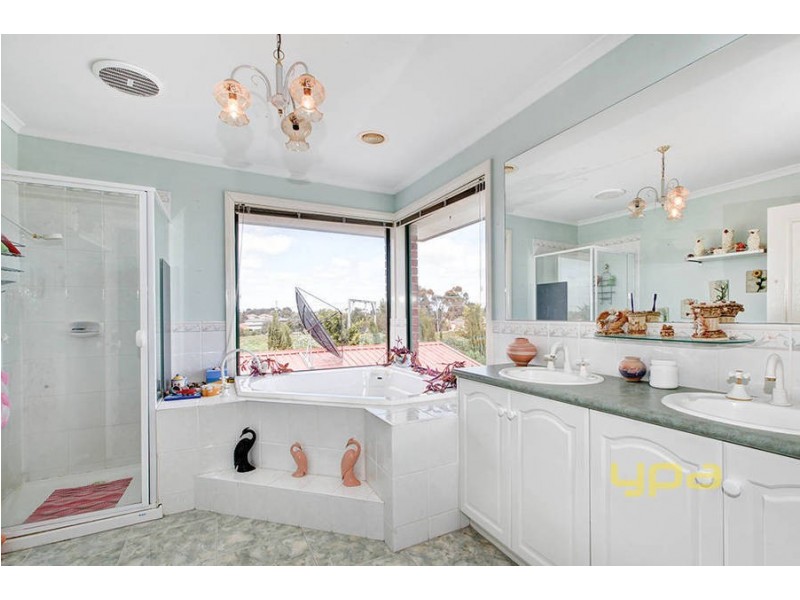 4 Daws Court, Taylors Lakes VIC 3038