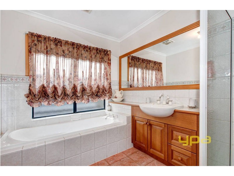 5 Martens Court, Taylors Lakes VIC 3038