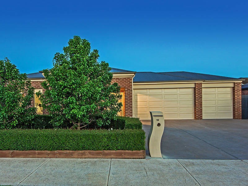 19 Wakefield Road, Taylors Hill VIC 3037