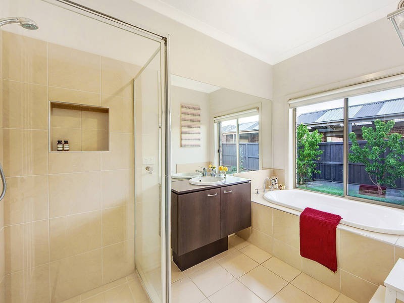 19 Wakefield Road, Taylors Hill VIC 3037