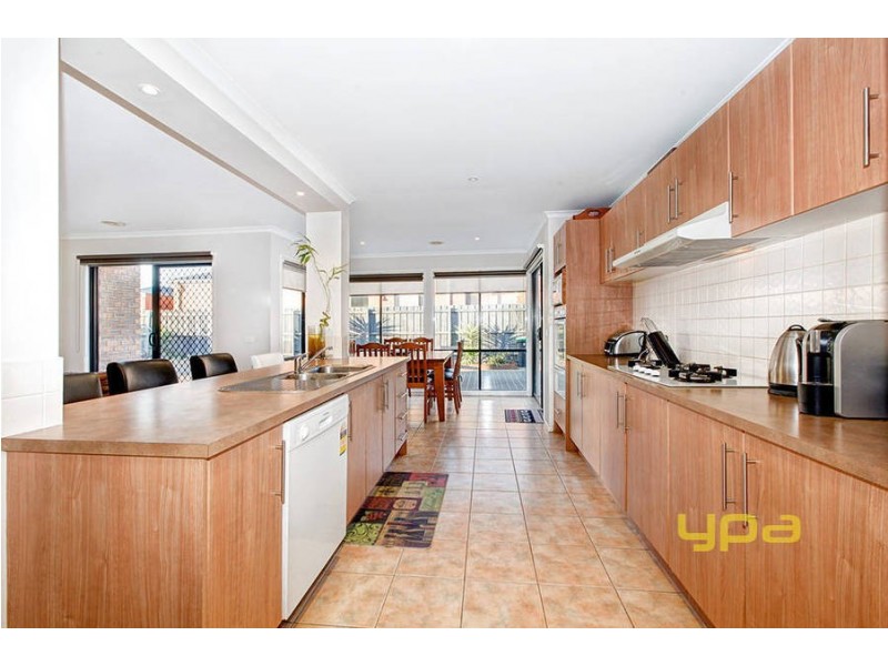 6 Vaucluse Blvd, Taylors Hill VIC 3037