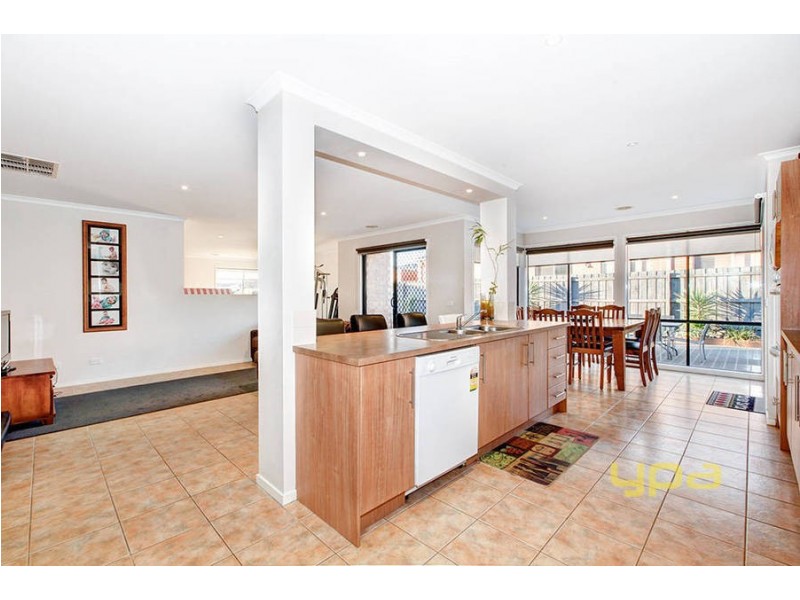 6 Vaucluse Blvd, Taylors Hill VIC 3037