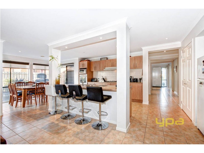 6 Vaucluse Blvd, Taylors Hill VIC 3037