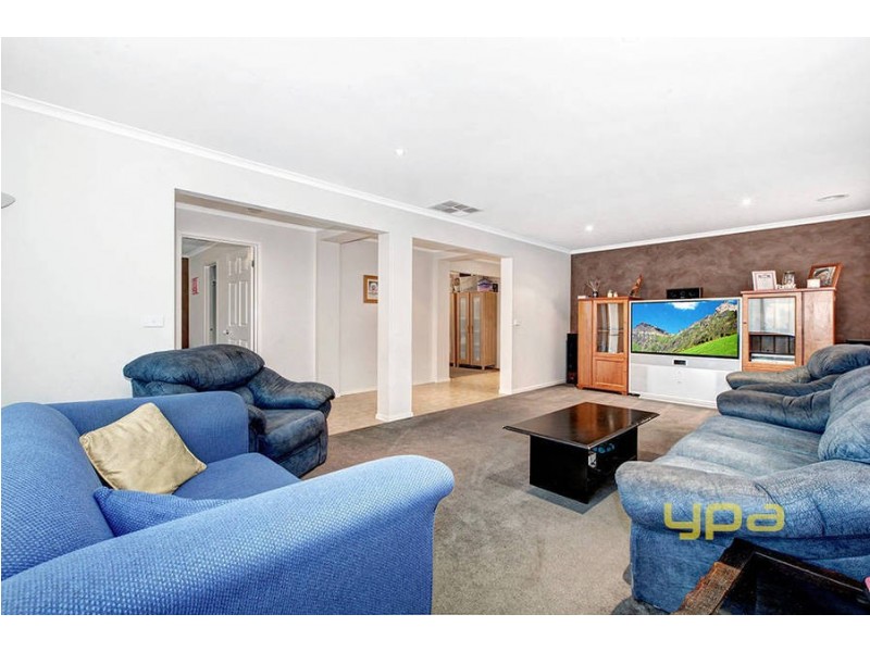 6 Vaucluse Blvd, Taylors Hill VIC 3037