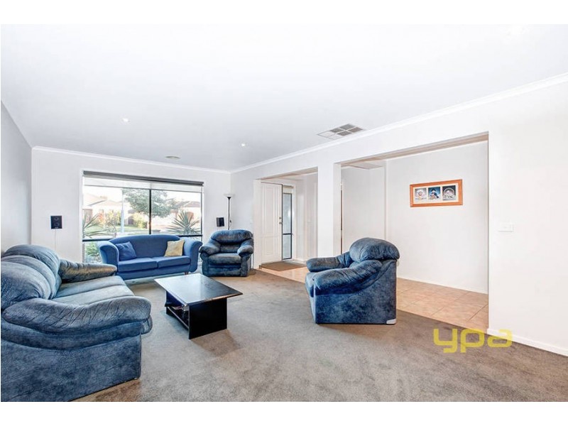 6 Vaucluse Blvd, Taylors Hill VIC 3037