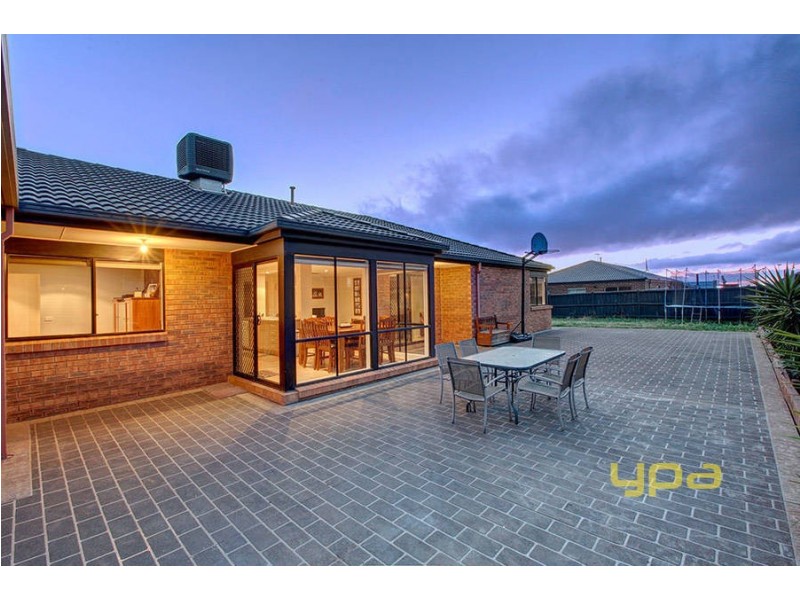 6 Vaucluse Blvd, Taylors Hill VIC 3037