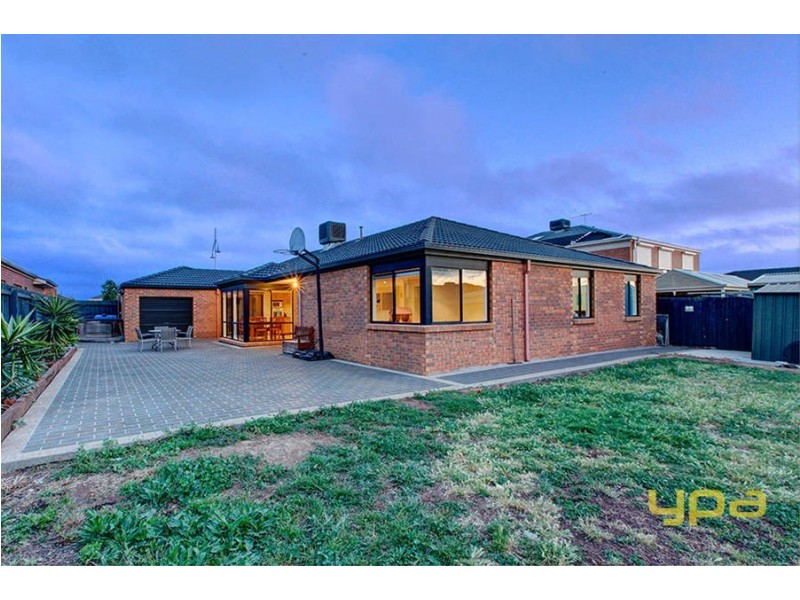 6 Vaucluse Blvd, Taylors Hill VIC 3037