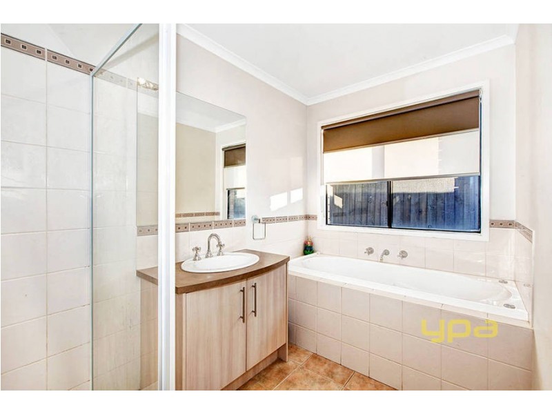 6 Vaucluse Blvd, Taylors Hill VIC 3037