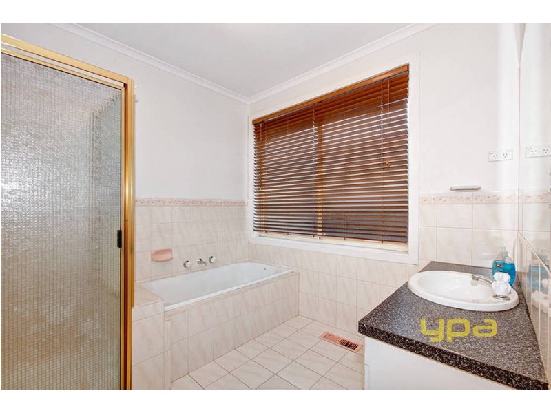 30 Messina Crescent, Taylors Lakes VIC 3038