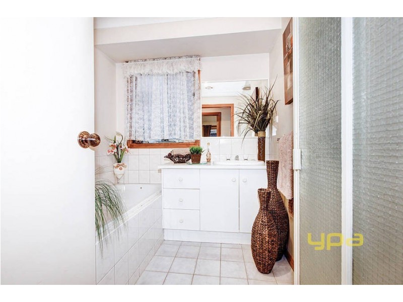 10 Doran Walk, Delahey VIC 3037