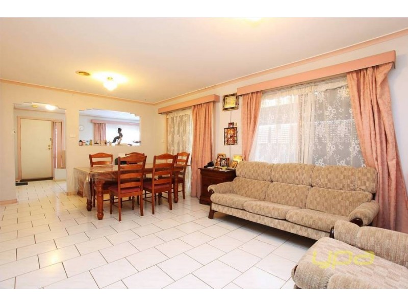 15 Flint Crescent, Delahey VIC 3037