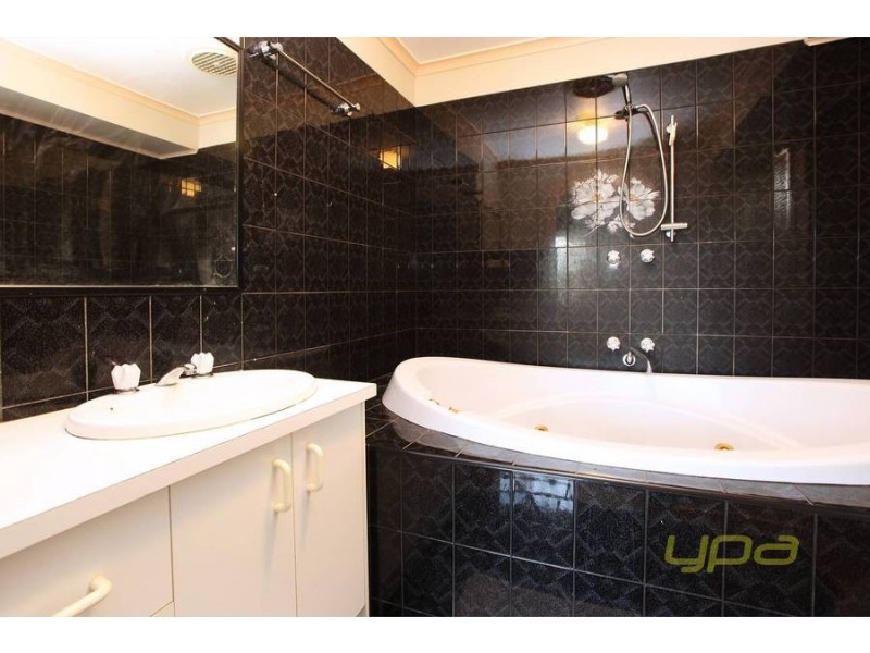 15 Flint Crescent, Delahey VIC 3037