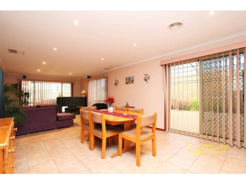 18 Parmelia Drive, Taylors Lakes VIC 3038