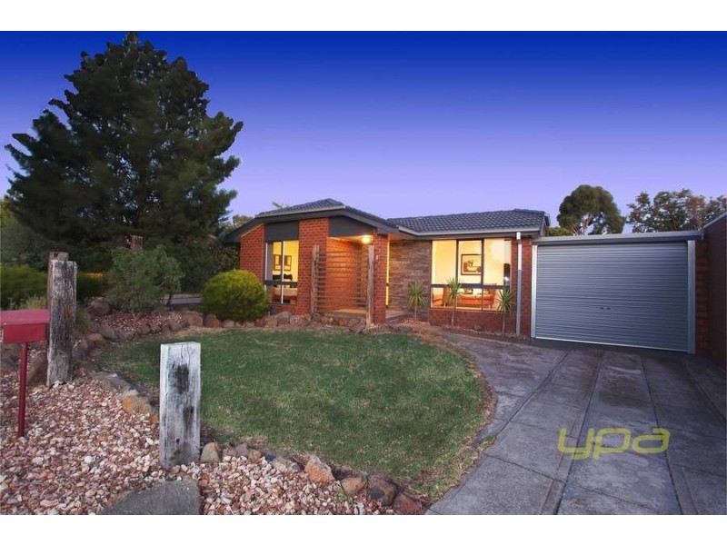 8 Angourie Crescent, Taylors Lakes VIC 3038