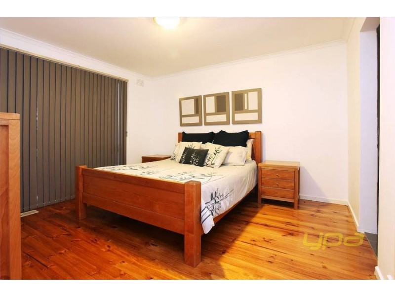 8 Angourie Crescent, Taylors Lakes VIC 3038