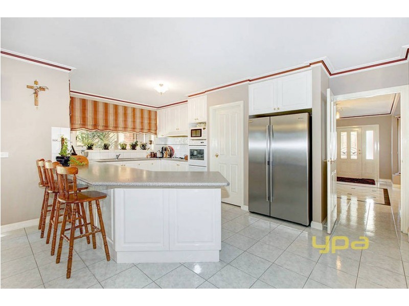 13 Muirs Court, Taylors Lakes VIC 3038