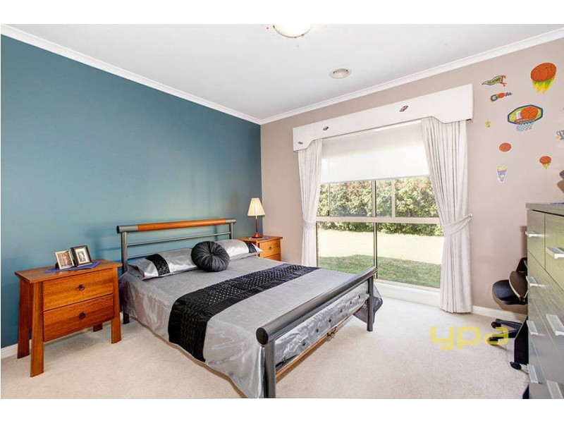 13 Muirs Court, Taylors Lakes VIC 3038