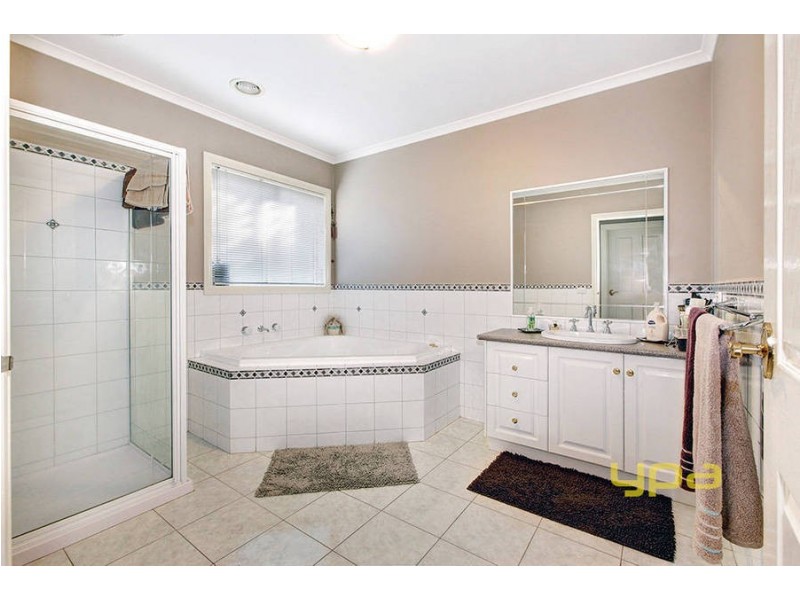 13 Muirs Court, Taylors Lakes VIC 3038