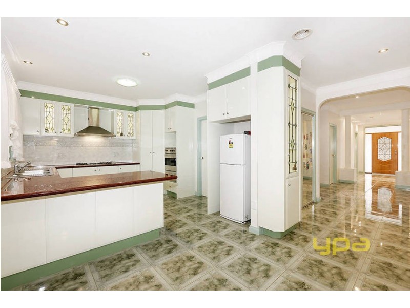 16 Landsbourgh Avenue, Taylors Lakes VIC 3038