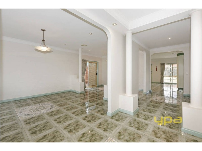 16 Landsbourgh Avenue, Taylors Lakes VIC 3038