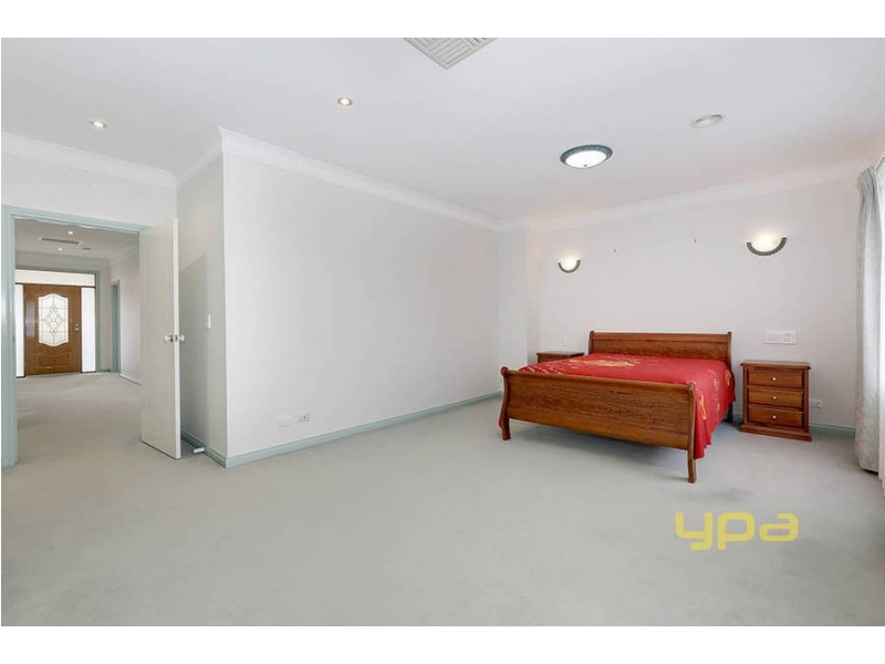 16 Landsbourgh Avenue, Taylors Lakes VIC 3038