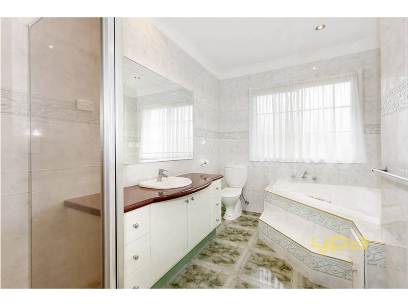 16 Landsbourgh Avenue, Taylors Lakes VIC 3038