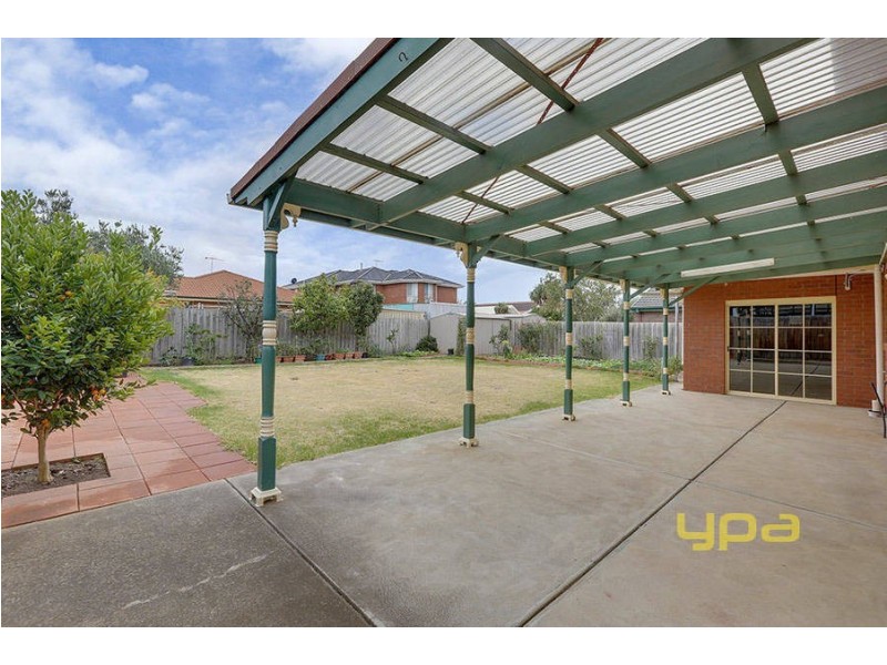 16 Landsbourgh Avenue, Taylors Lakes VIC 3038