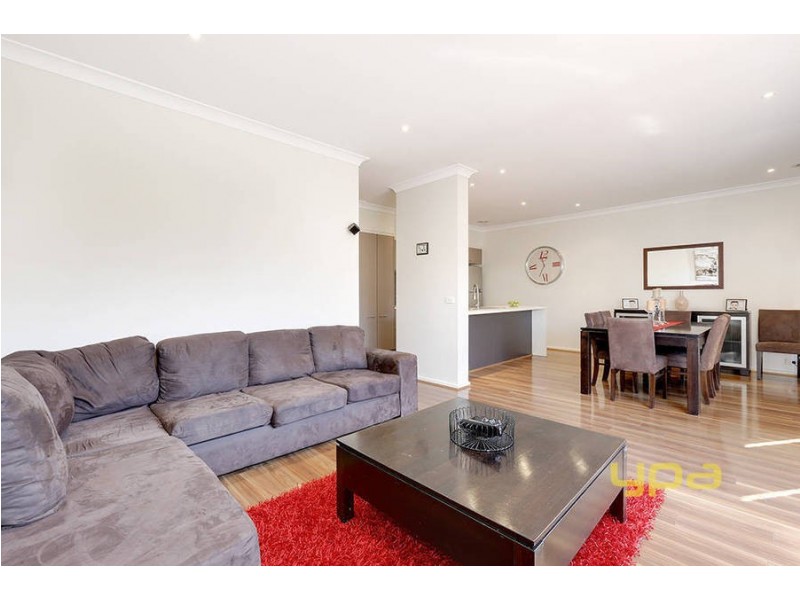 18 Eloura Circuit, Taylors Hill VIC 3037