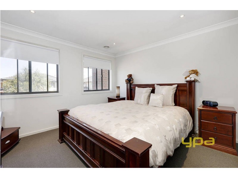 18 Eloura Circuit, Taylors Hill VIC 3037