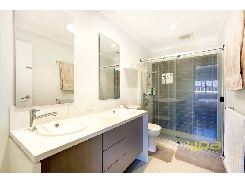 18 Eloura Circuit, Taylors Hill VIC 3037