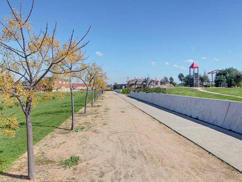 25 Lucas Terrace, Taylors Hill VIC 3037