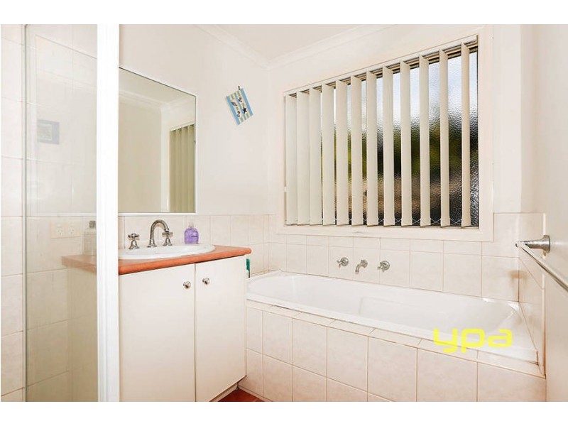 11 Amber Way, Taylors Hill VIC 3037