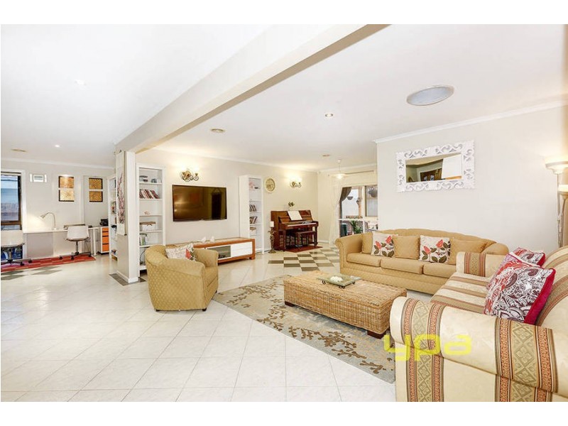 31 Rutherglen Way, Taylors Lakes VIC 3038