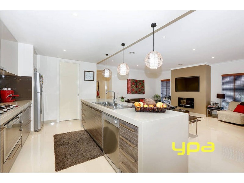 18 Roma Court, Taylors Hill VIC 3037