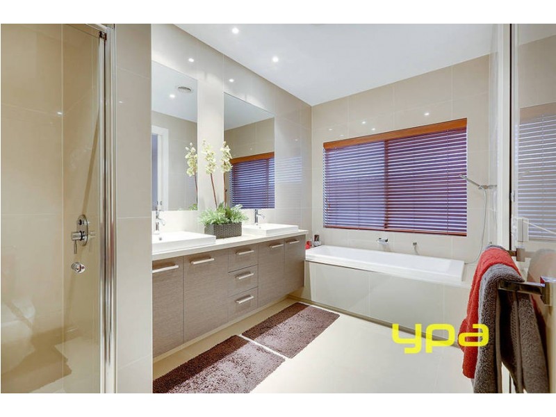 18 Roma Court, Taylors Hill VIC 3037