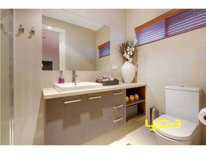 18 Roma Court, Taylors Hill VIC 3037