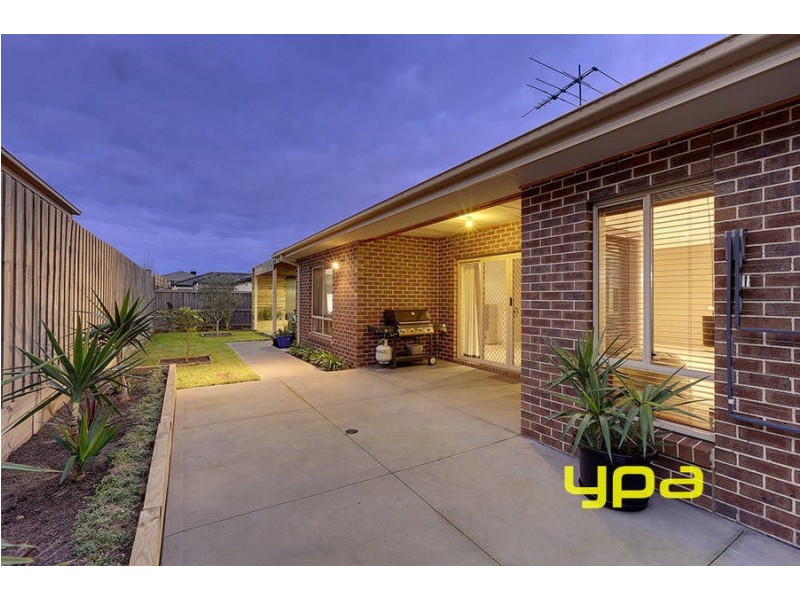 18 Roma Court, Taylors Hill VIC 3037