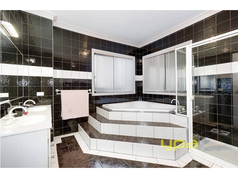 10 Peradon Way, Hillside VIC 3037