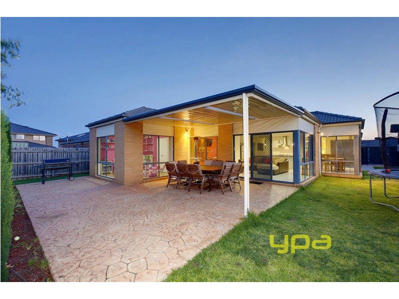 6 Mitchell Grove, Taylors Hill VIC 3037